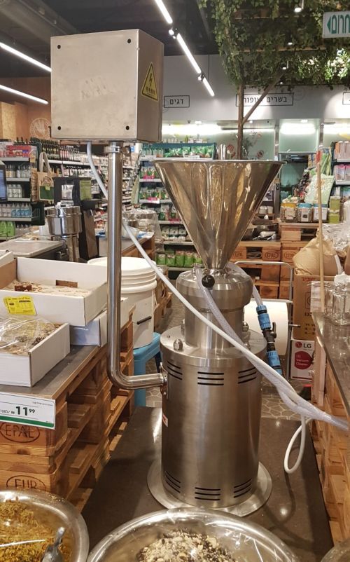 רשת עדן טבע מציעה שירות הכנת טחינה גולמית במקום טריה צילום אסף לוי eden121017b
