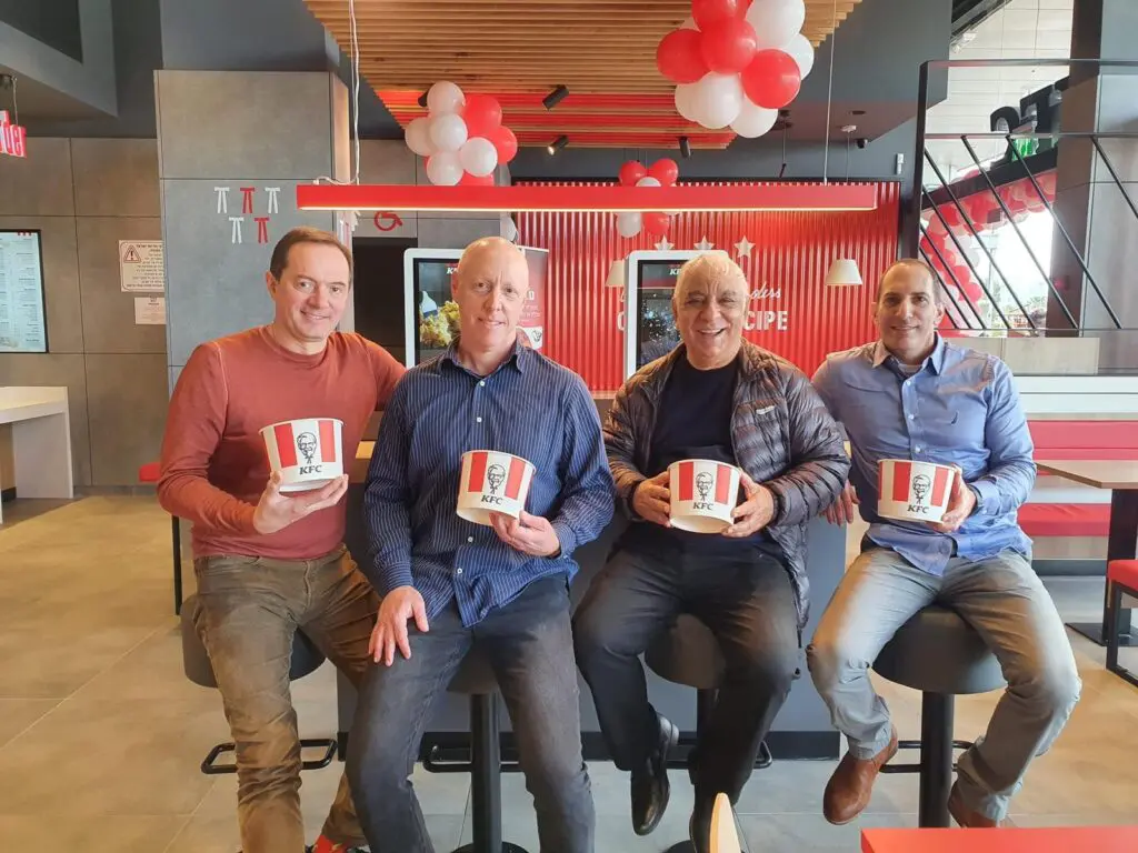 אלון וינשטוק סמנכ״ל שיווק רשת kfc ; חיים חורש מנכל קניון חוצות המפרץ אאוטלט; עומר זיידנר מנכ״ל רשת kfc ישראל וצוות KFC