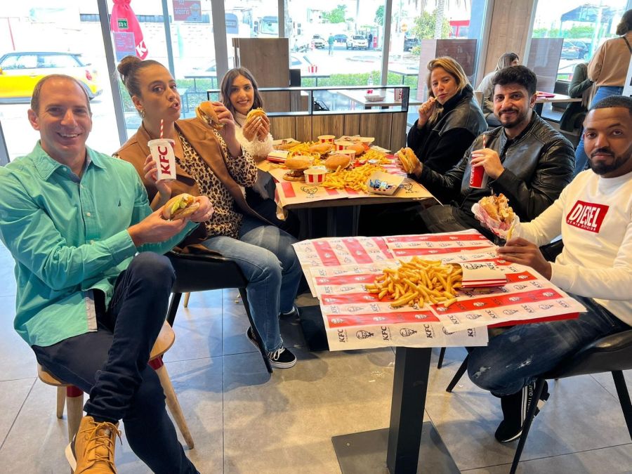 נבחרת המשפיענים של KFC וסמנכל השיווק אלון וינשטוק צילום ערן קליגר