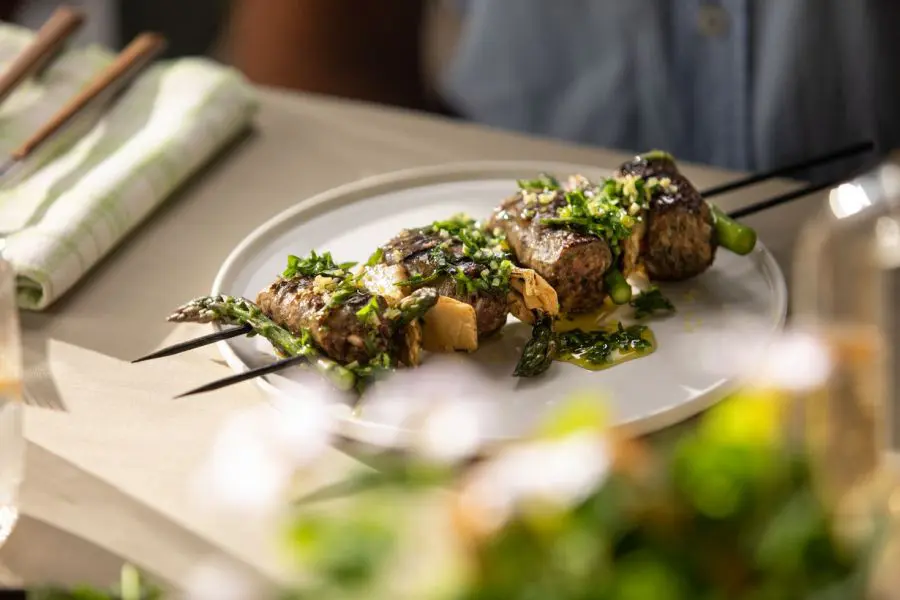 שיפודי קבב עם ירקות בליווי סלסה צילום דניאל לילה