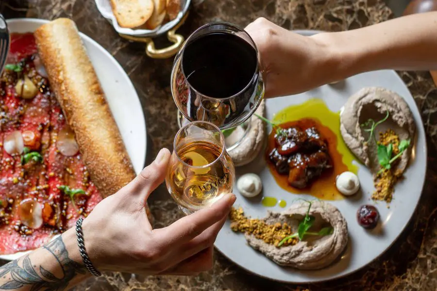 ולנטיין וויסקי בר מוזיאון צילום אסף קארלה