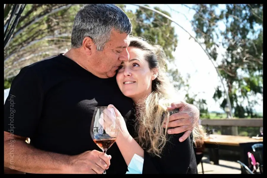 יואב ויעל חוגגים אהבה ביקב בזלת הגולן צילום מיכאל גלעדי