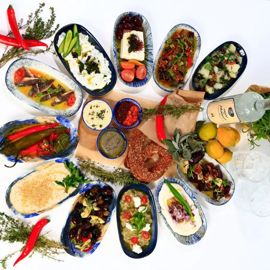 מנות מפוזרות סלון יווני צילום שלומי אלפסי