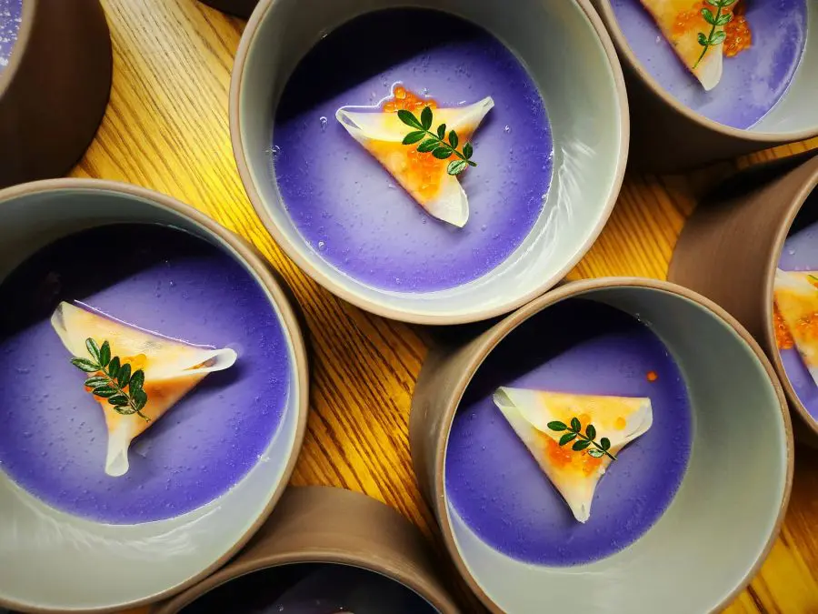 רביולי קולרבי טרטר סלמון מנטה וקאוויר בציר ירקות וכרוב סגל של המקדש צילום לירן בלו