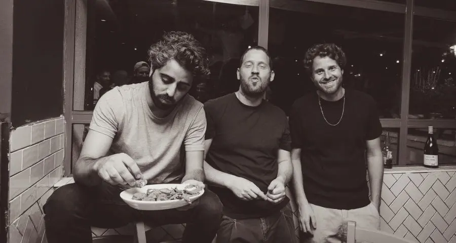 מימין רועי, איתמר ומושיקו השותפים צילום אייל H