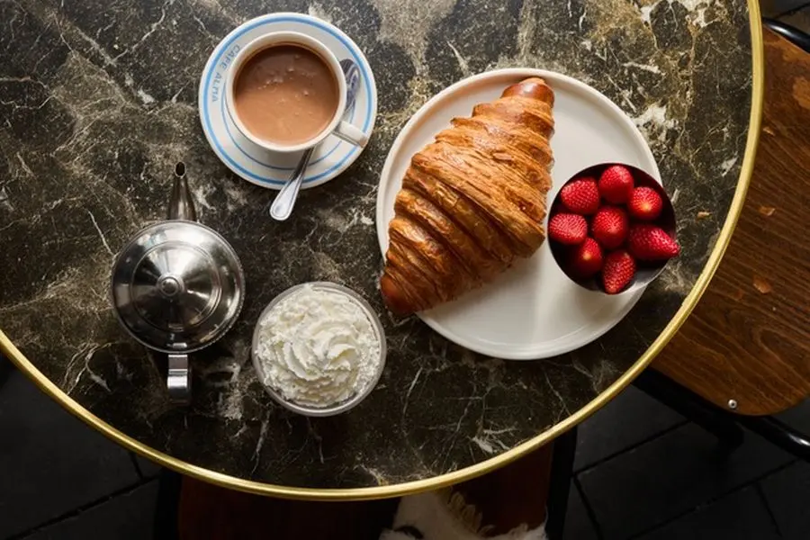 רשת קפה עלמה משיקה את The Chocolate Season, טקס שוקו חורפי בהשראת בתי הקפה האייקוניים של פריז, שם שוקו חם אינו רק משקה אלא טקס שלם. במסגרת החוויה יוגש שוקו חם סמיך ועשיר משוקולד מובחר, בקנקן כסף אישי, לצד קערת קצפת אוורירית ותותים טריים. לצידם יוגש קרואסון חמאה פריזאי גדול במיוחד, המיועד לטבילה בתוך השוקולד, בדיוק כפי שנהוג בבתי הקפה בפריז. טקס שוקו פריזאי צילום דן פרץ