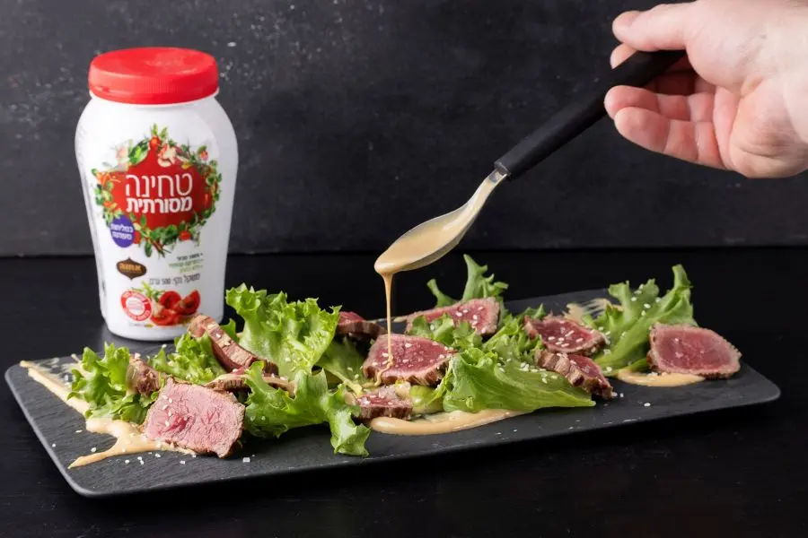 טטאקי סינטה ברוטב טחינה וסילאן של אחוה צילום הדס ניצן