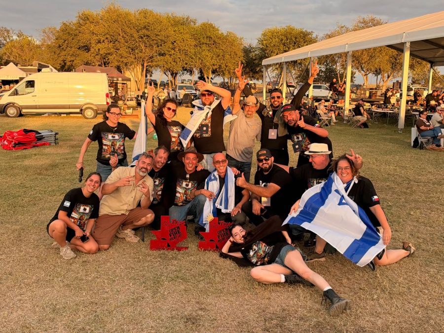 נבחרת ישראל בעל האש עם הגביעים צילום ראובן מייסלוס